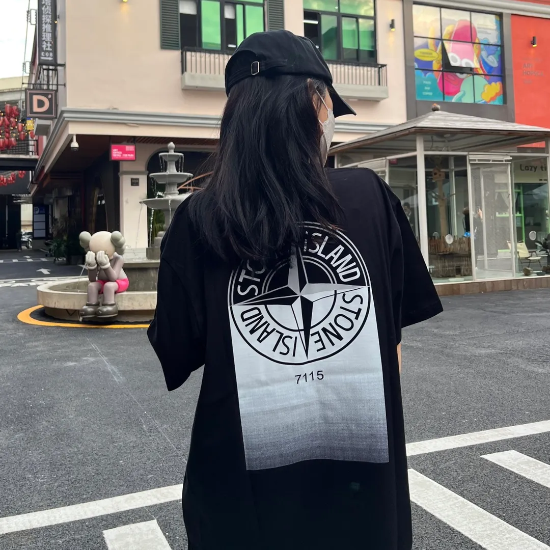 W630#P110💰 Own model [Stone lsland/Stone Island summer new gradient compass print short-sleeved T-shirt] ⚠️[Original creation, high control of details] - Made of 260 grams of combed cotton, 32 count double yarn, soft and comfortable to the touch, sweat-absorbent and breathable. - Simple, basic and versatile style, original quality, the first choice for couples. - Made in a large factory, four needles and five threads on the shoulder, neat routing, high quality workmanship. -Same style for men and women, very versatile, one piece for everyone, details are clearly visible. Color: Black White Size: M L